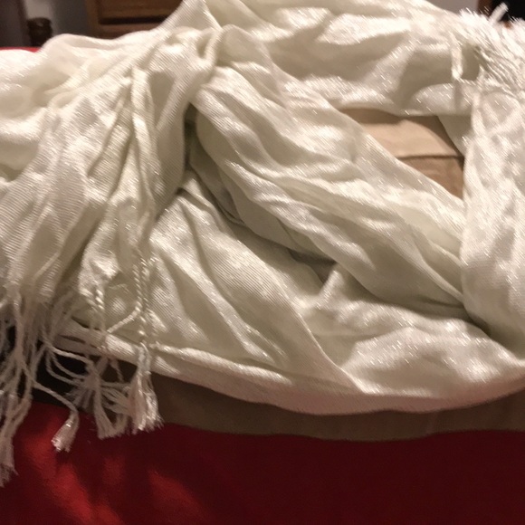 Beautiful white scarf with sparkling silver - Picture 3 of 3